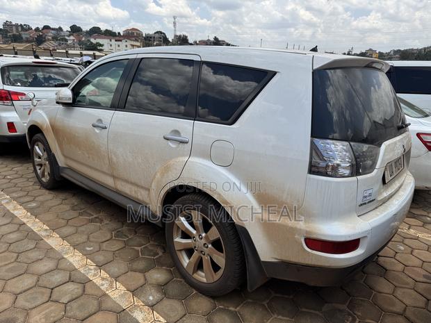 Mitsubishi Outlander SE 2012