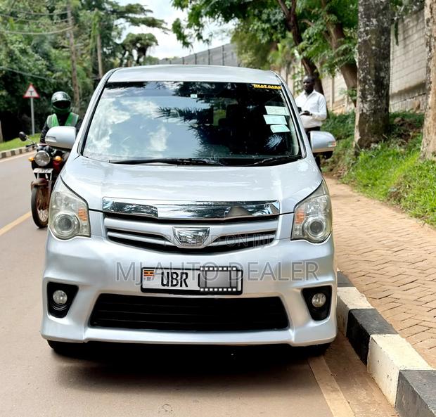Toyota Noah 2012 Silver