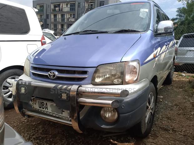 Toyota TownAce Noah 2000 Blue