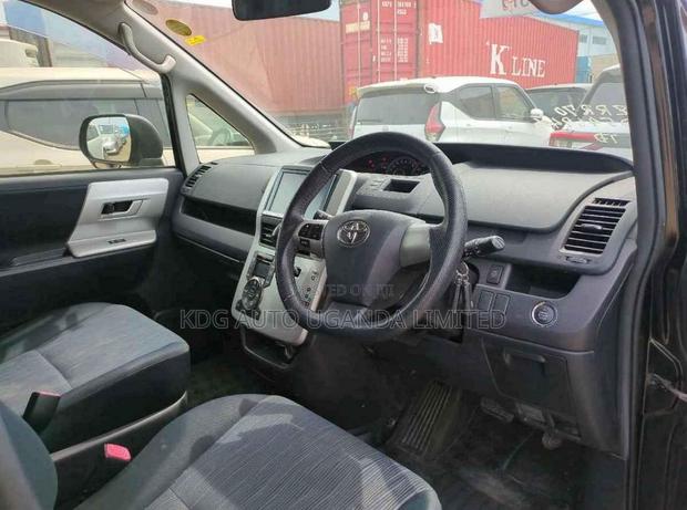 Toyota Noah 2.0 143hp FWD (8 Seater) 2013 Black