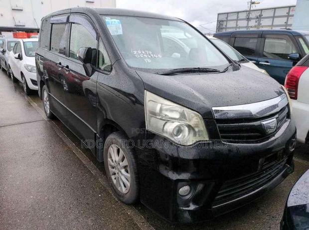 Toyota Noah 2.0 143hp FWD (8 Seater) 2013 Black