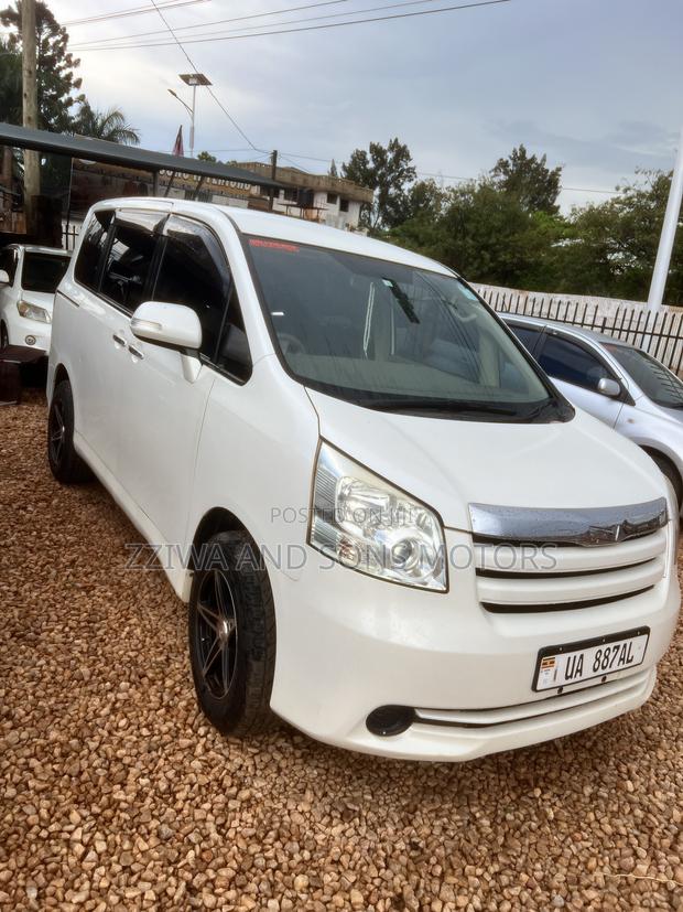 Toyota Noah 2.0 143hp FWD (7 Seater) 2009 White