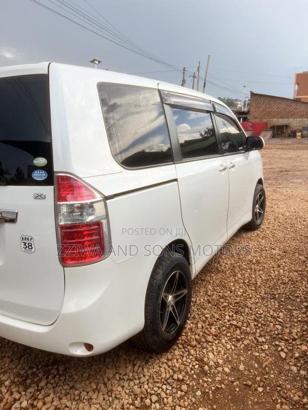 Toyota Noah 2.0 143hp FWD (7 Seater) 2009 White