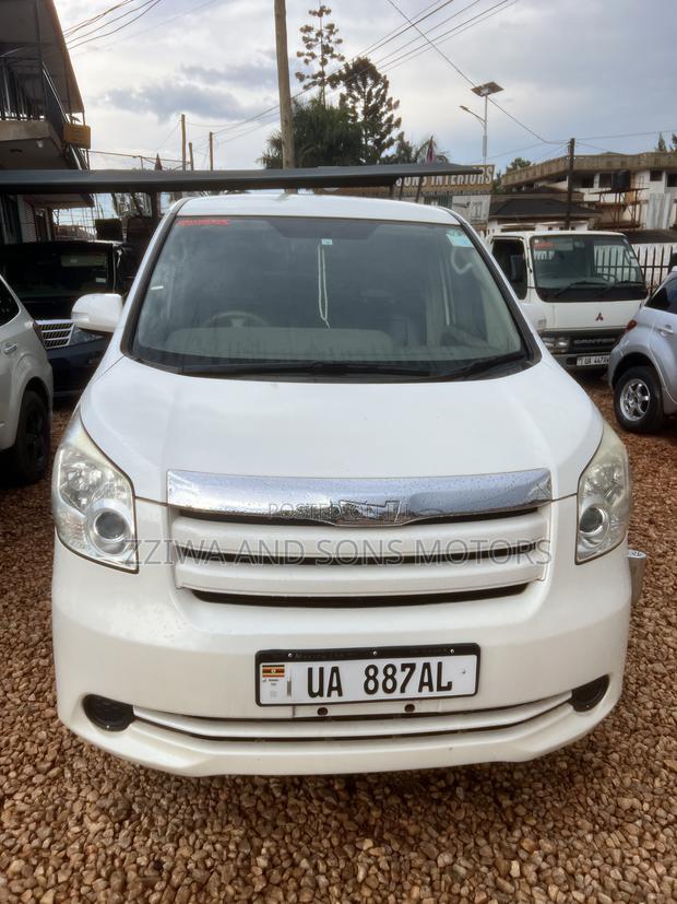 Toyota Noah 2.0 143hp FWD (7 Seater) 2009 White
