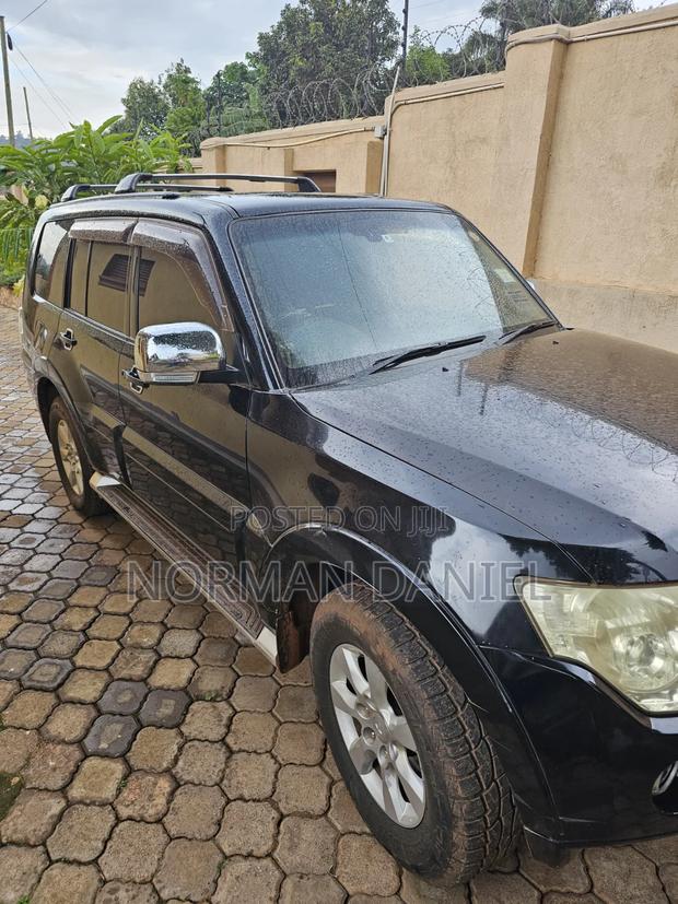 Mitsubishi Pajero 3.0 2011 Black