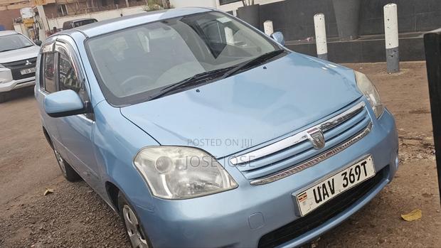 Toyota Raum 2006