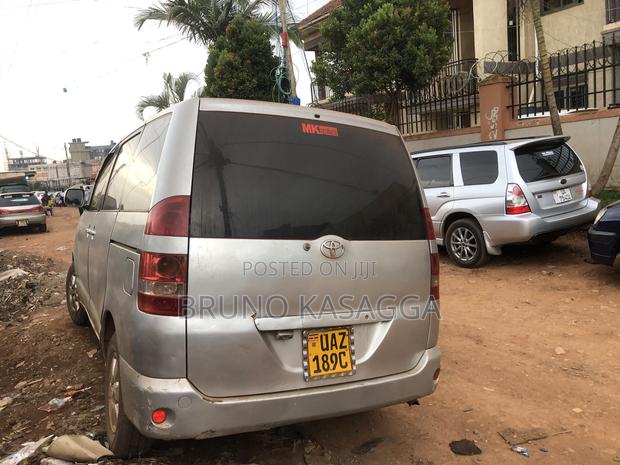 Toyota Noah 2005 Silver