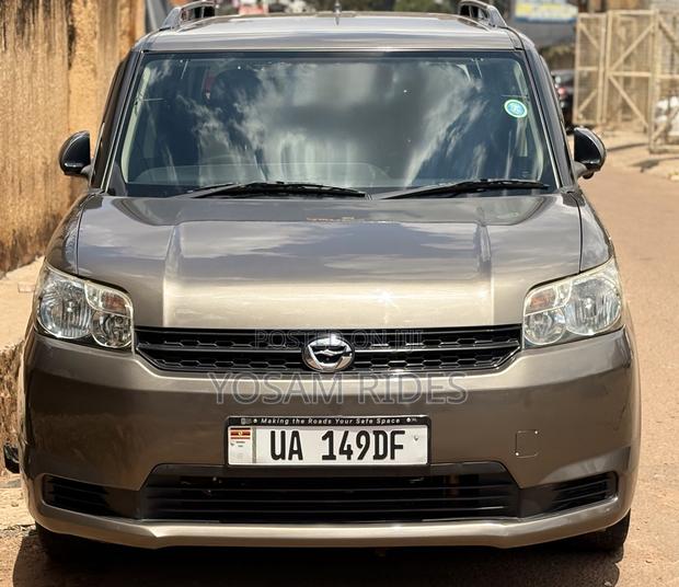Toyota Corolla Rumion Hatchback 1.5 FWD 2012 Gold