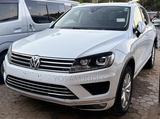 Volkswagen Touareg V6 R-Line 4dr SUV AWD (3.6L 6cyl 8A) 2014 White