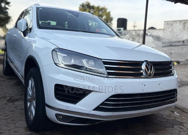 Volkswagen Touareg V6 R-Line 4dr SUV AWD (3.6L 6cyl 8A) 2014 White