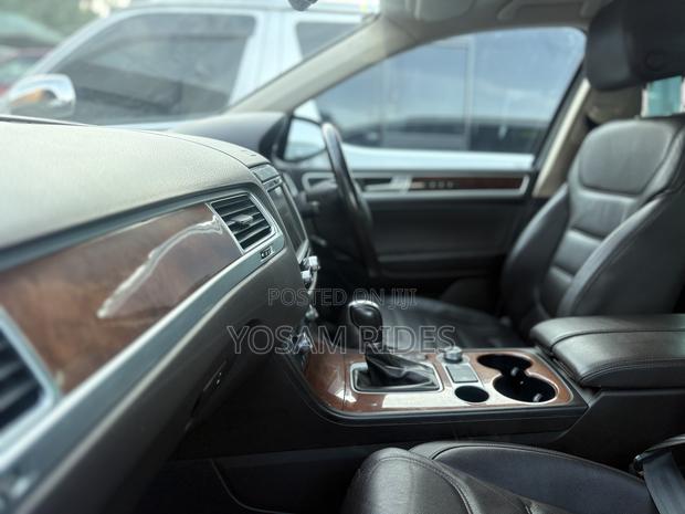 Volkswagen Touareg V6 R-Line 4dr SUV AWD (3.6L 6cyl 8A) 2014 White