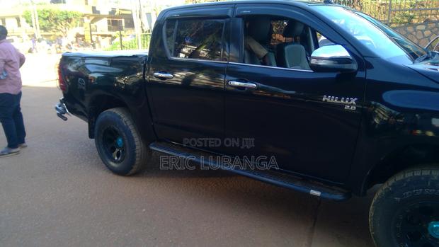 Toyota Hilux 2016 Black