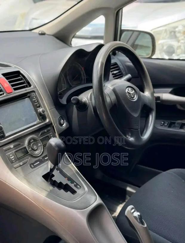 Toyota Auris 2009 Silver
