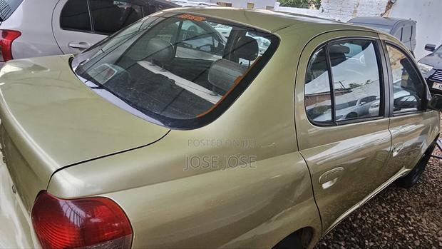 Toyota Platz 2004