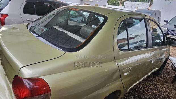 Toyota Platz 2004