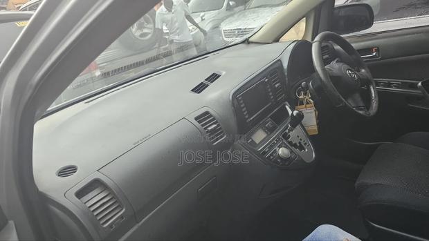 Toyota Wish 2006 Silver