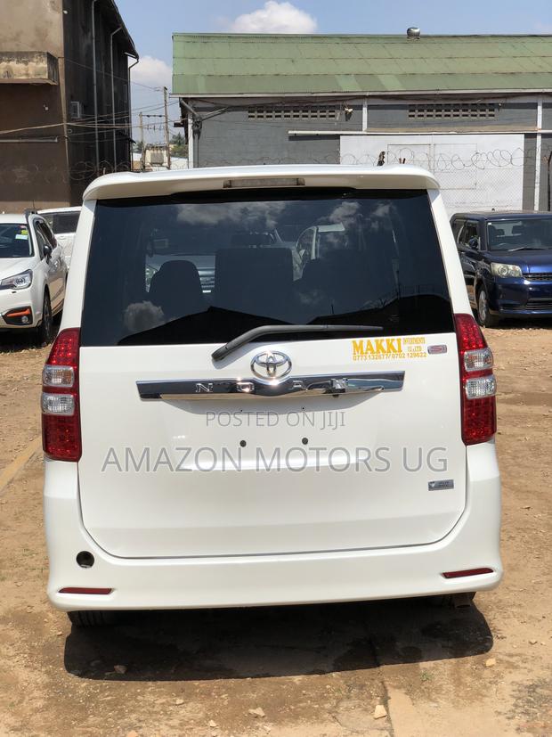 Toyota Noah 2.0 143hp AWD (7 Seater) 2013 White