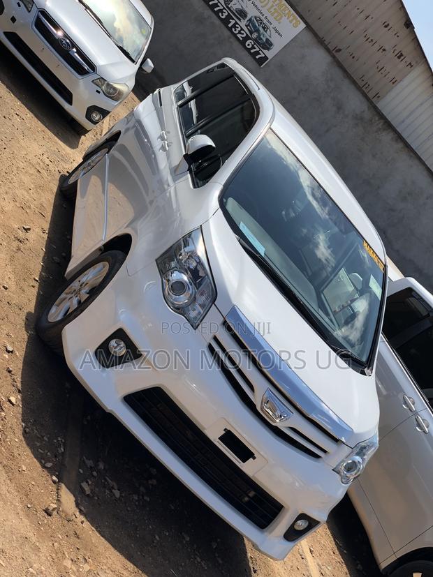 Toyota Noah 2.0 143hp AWD (7 Seater) 2013 White