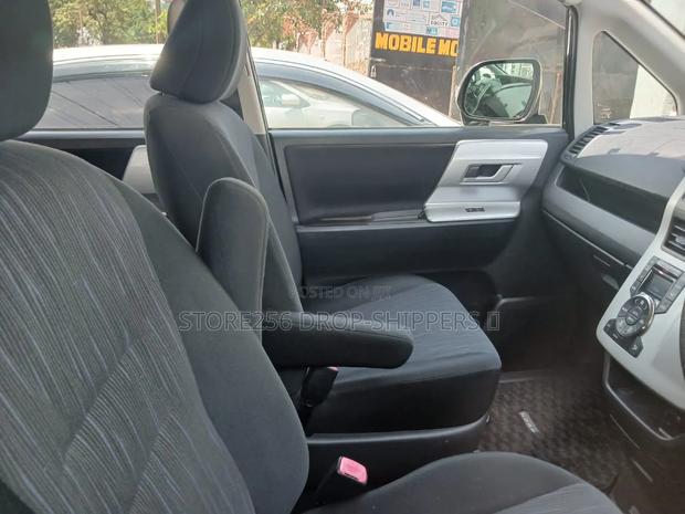 Toyota Noah 2.0 158hp FWD (7 Seater) 2012 Gray