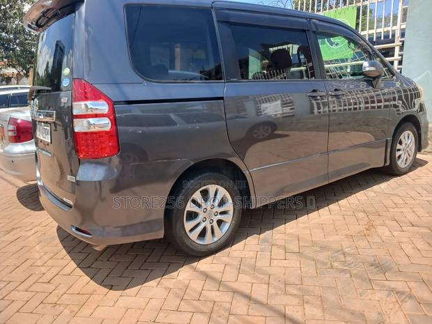 Toyota Noah 2.0 158hp FWD (7 Seater) 2012 Gray