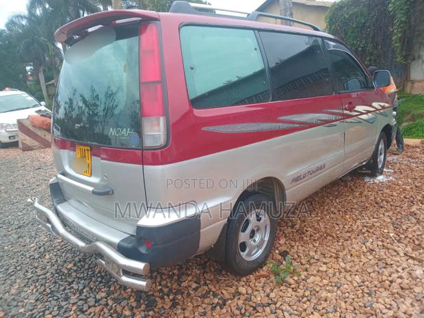 Toyota Noah 2001 Maroon