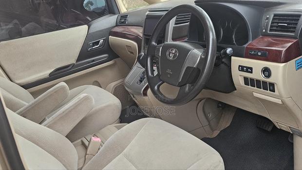 Toyota Alphard 2010 Gold