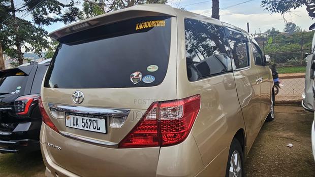 Toyota Alphard 2010 Gold