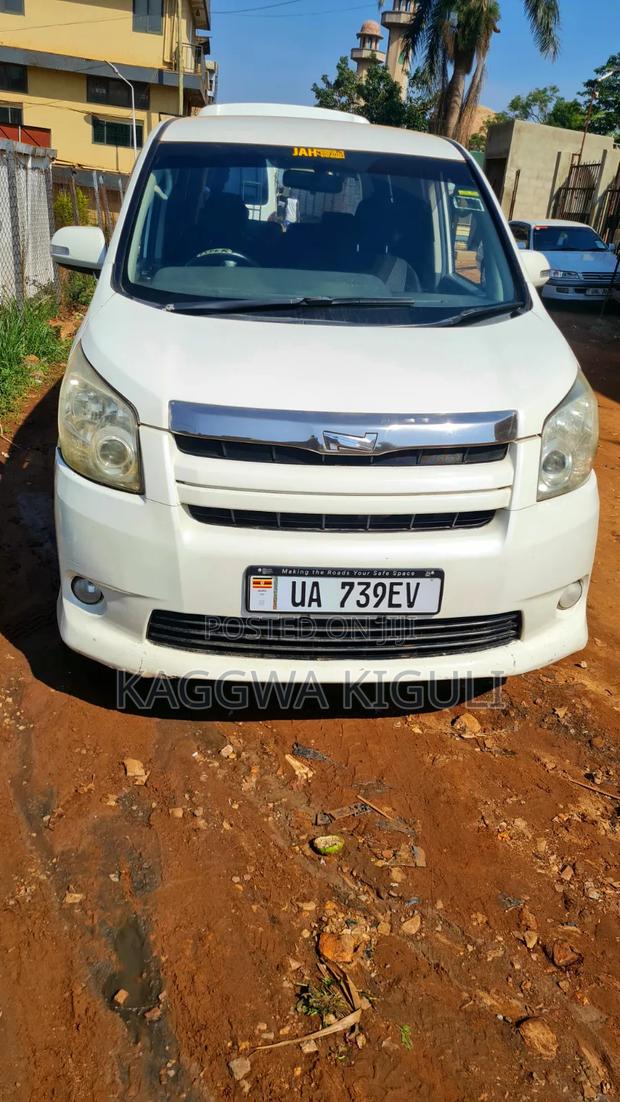 Toyota Noah 2.0 143hp FWD (8 Seater) 2008 White
