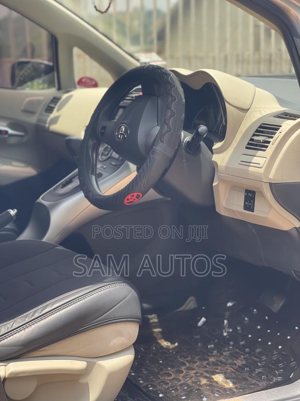 Toyota Auris 2011 Silver