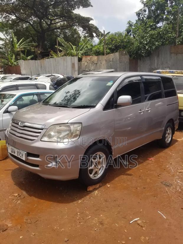 Toyota Noah 2005 Silver