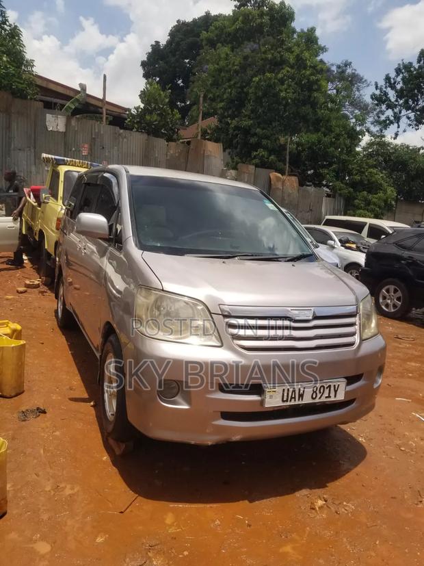 Toyota Noah 2005 Silver