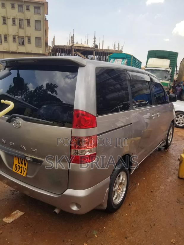 Toyota Noah 2005 Silver
