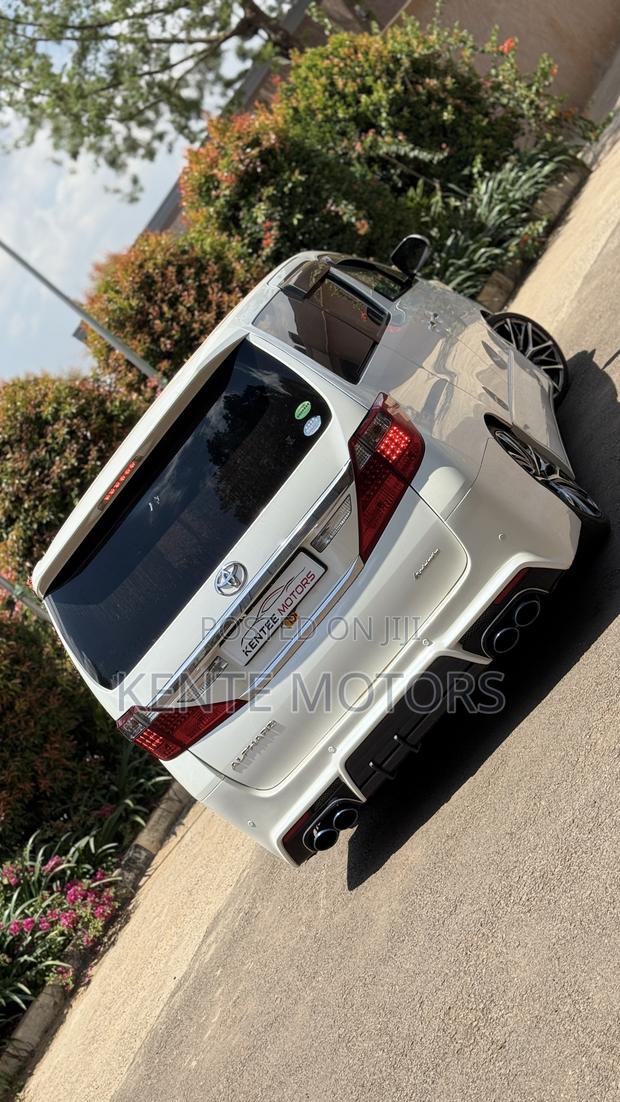 Toyota Alphard 2.4 Hybrid AWD 2014 White