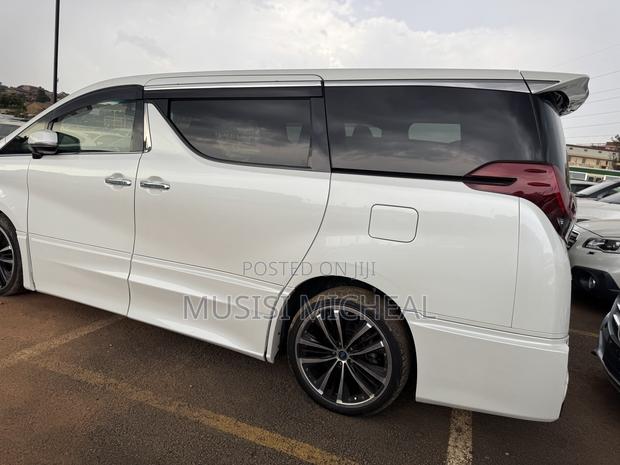 Toyota Alphard 2.5 Petrol AWD 2017