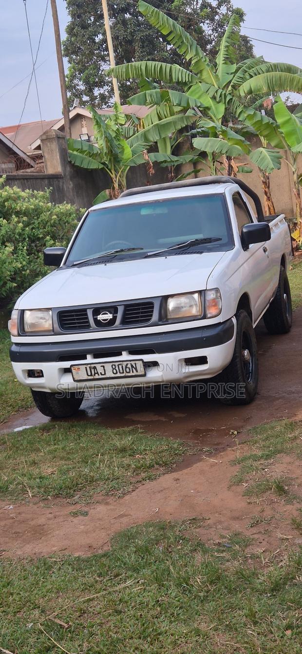 Nissan Pick-Up 2001 White