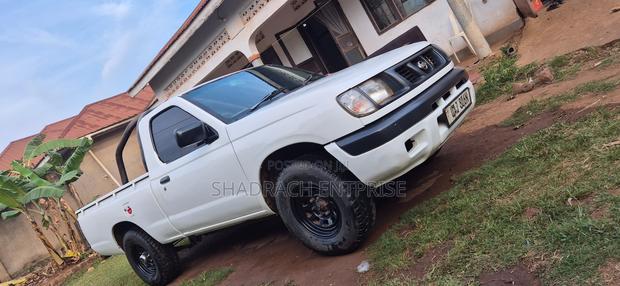Nissan Pick-Up 2001 White