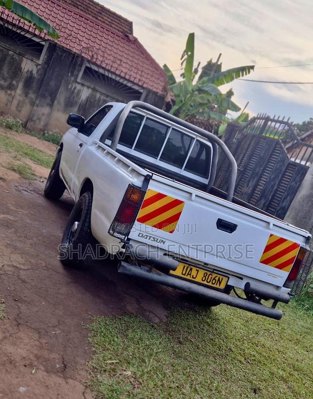 Nissan Pick-Up 2001 White