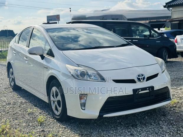 Toyota Prius Plug-In Hybrid Advanced 2012 White