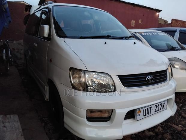 Toyota LiteAce Noah 2000 White