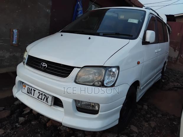 Toyota LiteAce Noah 2000 White
