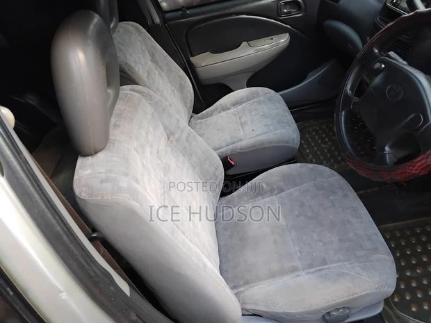 Toyota Raum 2002