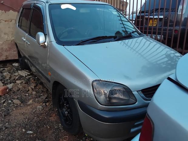 Toyota Raum 2002