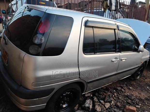 Toyota Raum 2002