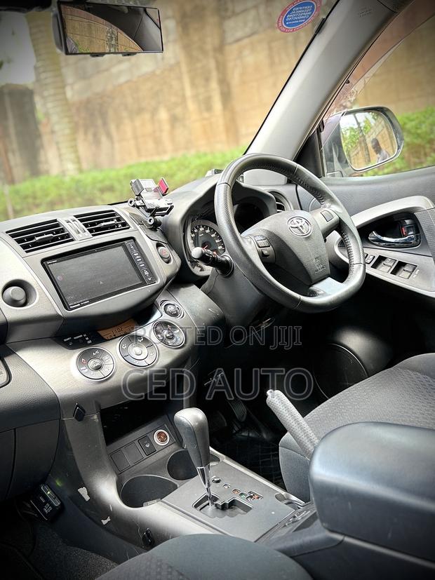 Toyota Vanguard 2012 White