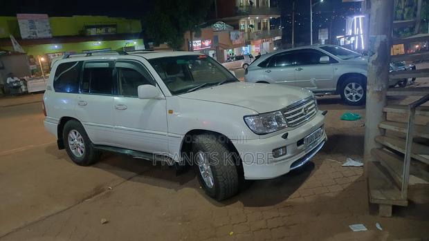 Toyota Land Cruiser HDJ 100 2000 White
