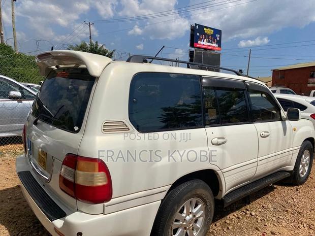 Toyota Land Cruiser HDJ 100 2000 White
