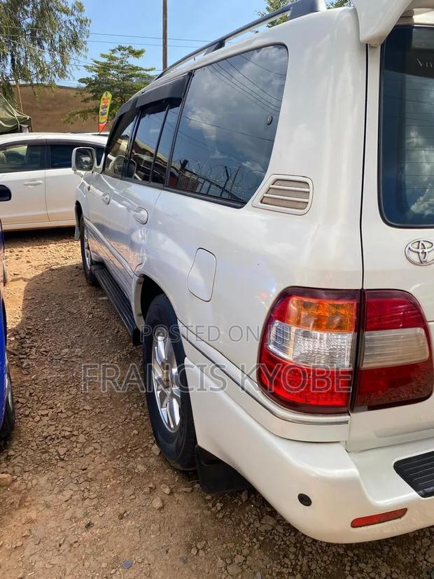Toyota Land Cruiser HDJ 100 2000 White