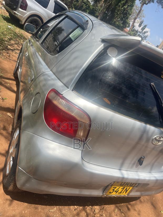Toyota Vitz 2000 Silver