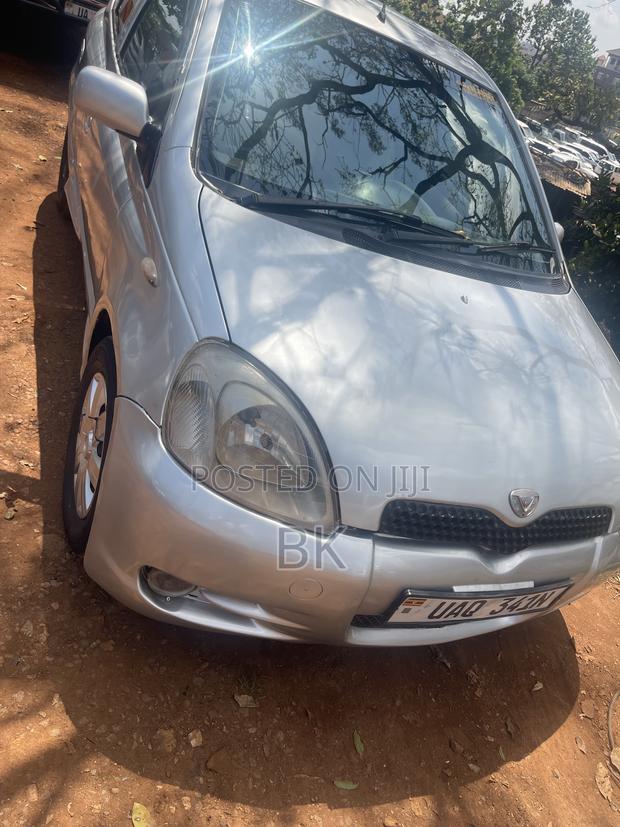 Toyota Vitz 2000 Silver