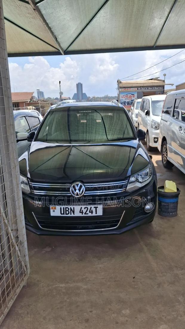 Volkswagen Tiguan S with Sunroof 2013 Black